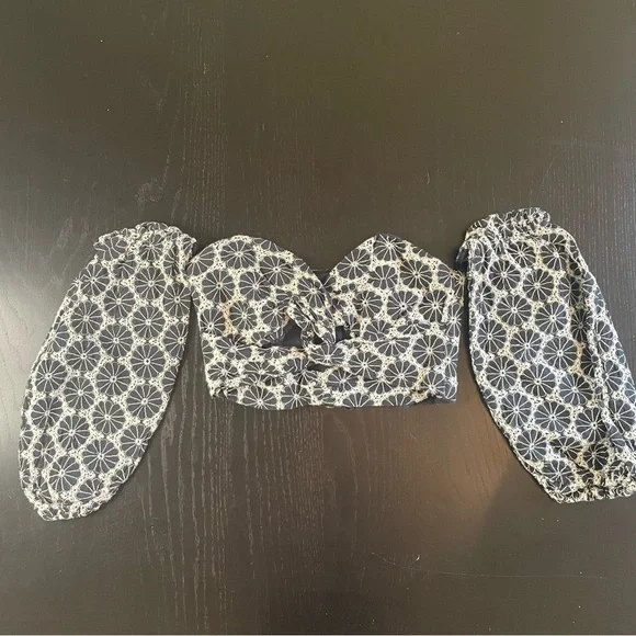 Bardot Kaela Broderie Off-Shoulder Navy Blue Top Size Small/4 embroidery - Picture 2 of 7